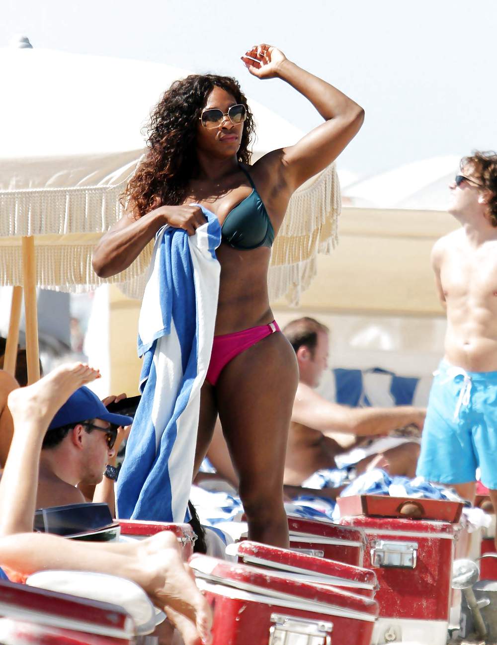 Serena williams - indossando un bikini in una spiaggia di miami
 #5325941