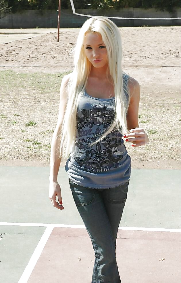 Queens in jeans LI #9374438