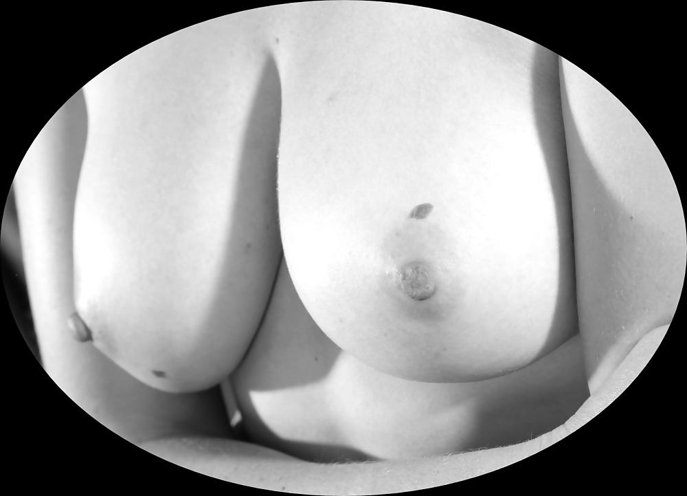 Tetas en blanco y negro 
 #11365459