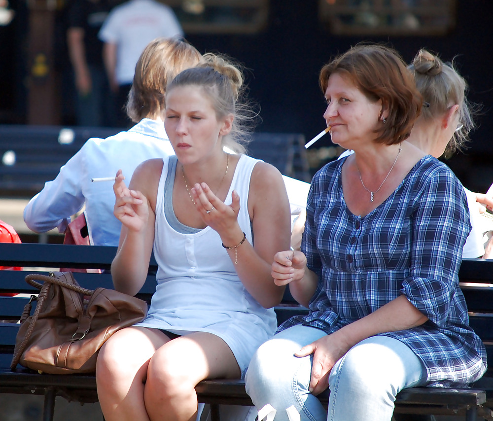 Madri e figlie che fumano
 #7323479