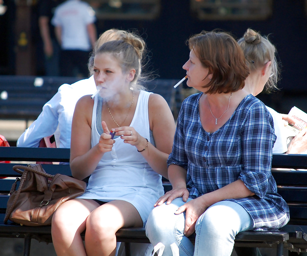 母と娘の喫煙
 #7323529
