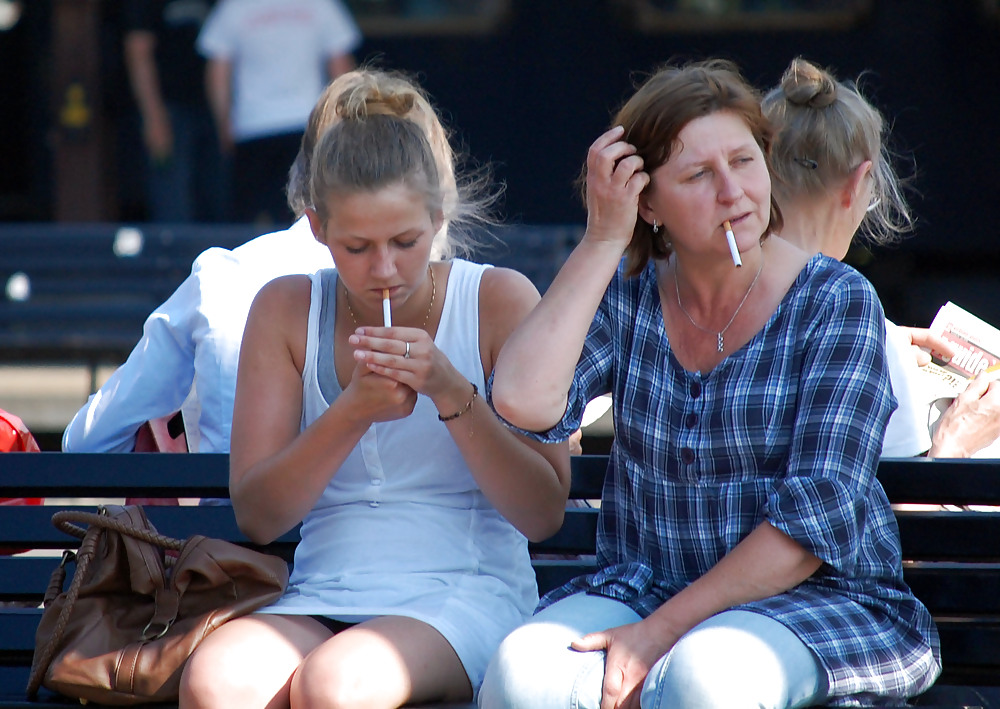 Madri e figlie che fumano
 #7323594