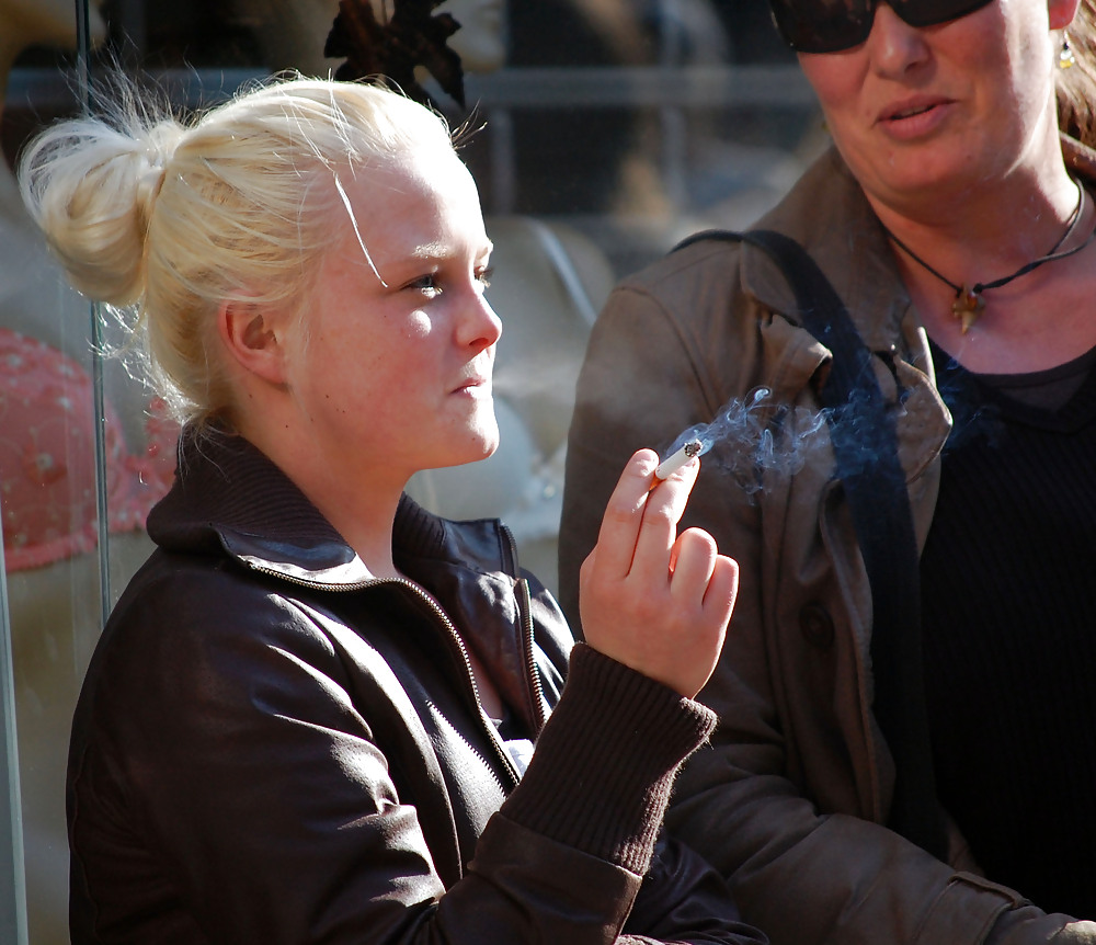 母と娘の喫煙
 #7323612