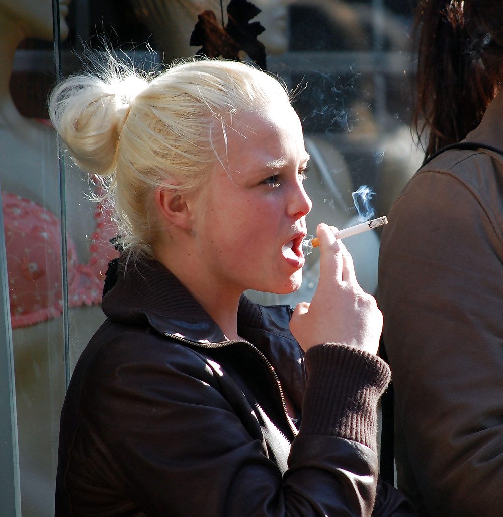 Madri e figlie che fumano
 #7323635