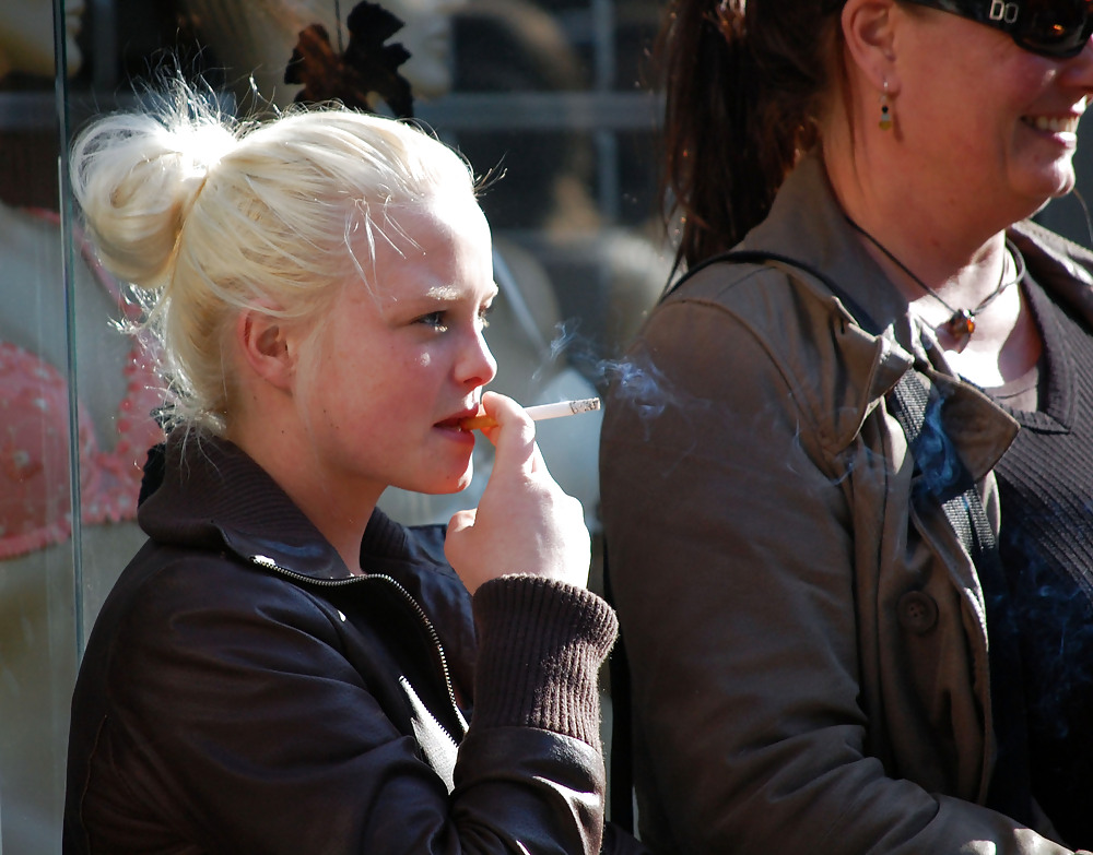 Madri e figlie che fumano
 #7323669