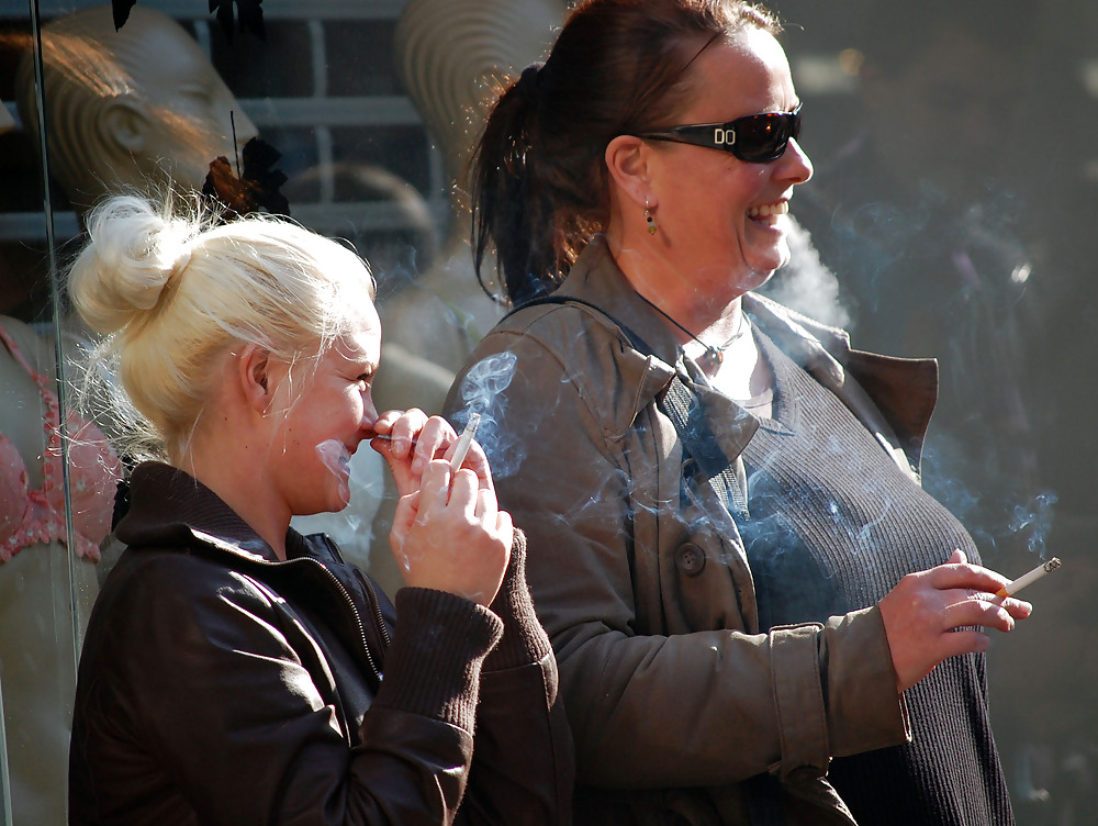 母と娘の喫煙
 #7323709