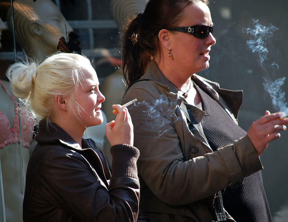 母と娘の喫煙
 #7323727