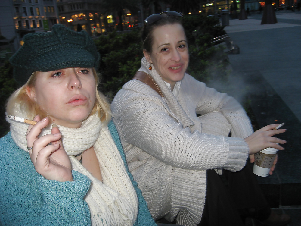 母と娘の喫煙
 #7324095