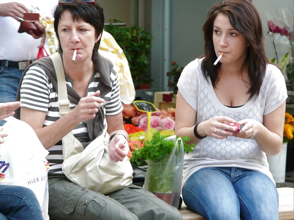 Madri e figlie che fumano
 #7324267