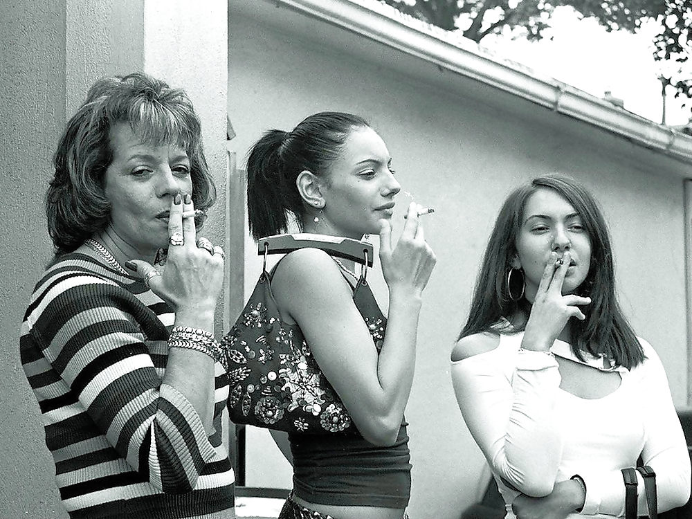 Madri e figlie che fumano
 #7324341