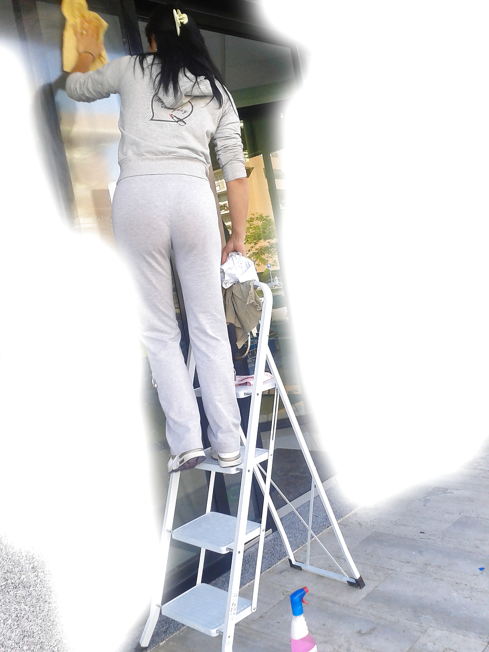 Unprintable Bel culo che pulisce una vetrina