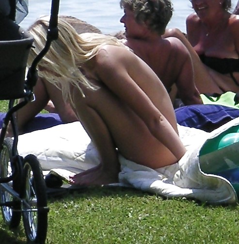 Voyeurpics di topless bionda danese su spiaggia ungherese
 #12822635