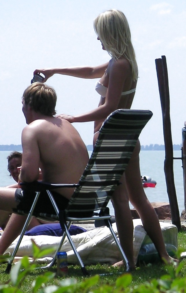 Voyeurpics de topless rubia danesa en la playa húngara
 #12822657