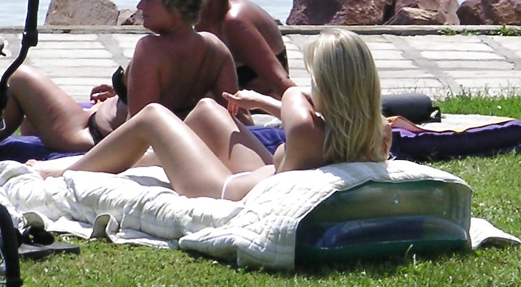Voyeurpics de topless rubia danesa en la playa húngara
 #12822707