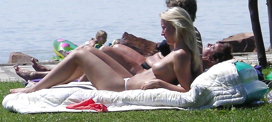 Voyeurpics de topless rubia danesa en la playa húngara
 #12822775