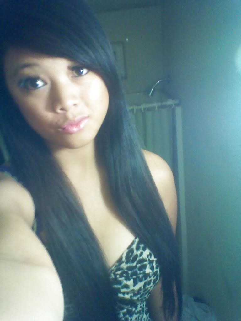 Dulce chica posando
 #17655373