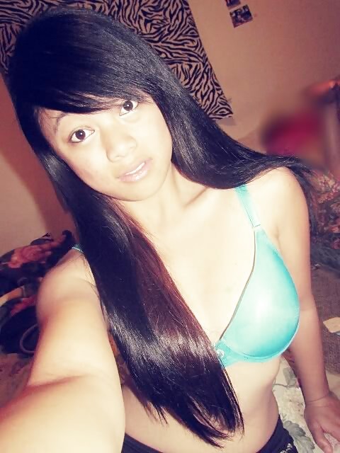 Dulce chica posando
 #17655397