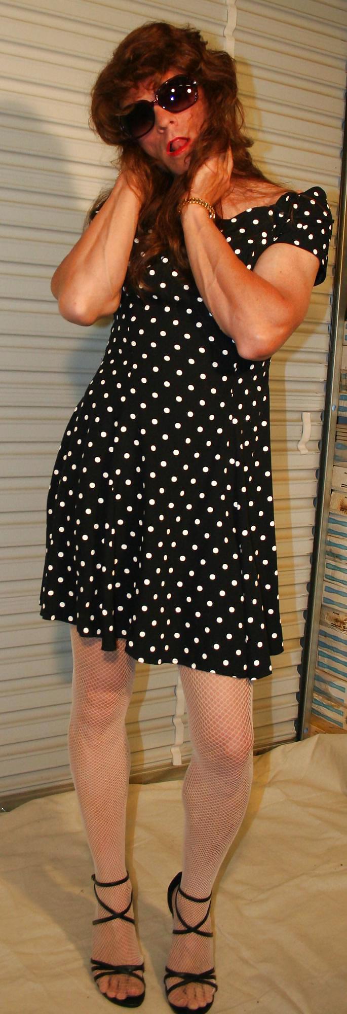 Brianna In Einem Schwarzen Und Weißen Gepunkteten Kleid. #21052607
