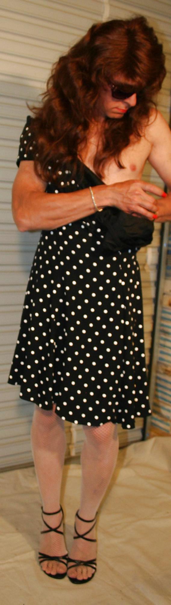 Brianna In Einem Schwarzen Und Weißen Gepunkteten Kleid. #21052689