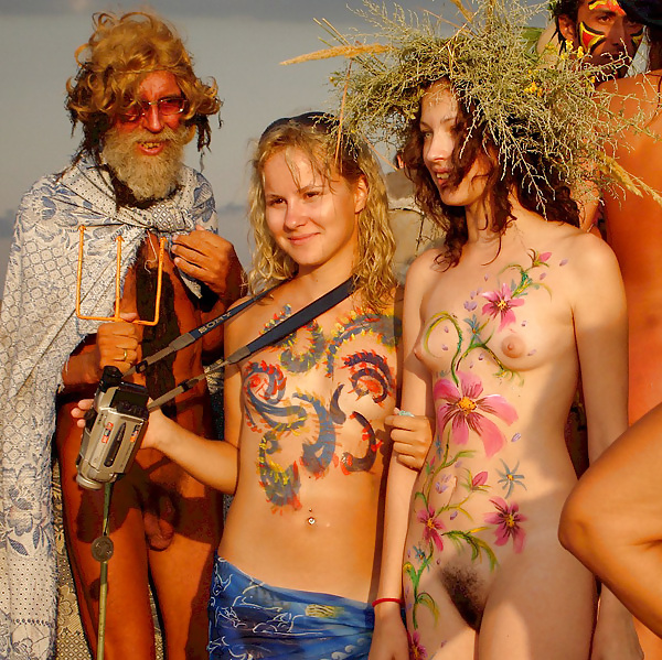 La bellezza dei nudisti amatoriali sulla spiaggia
 #13065051