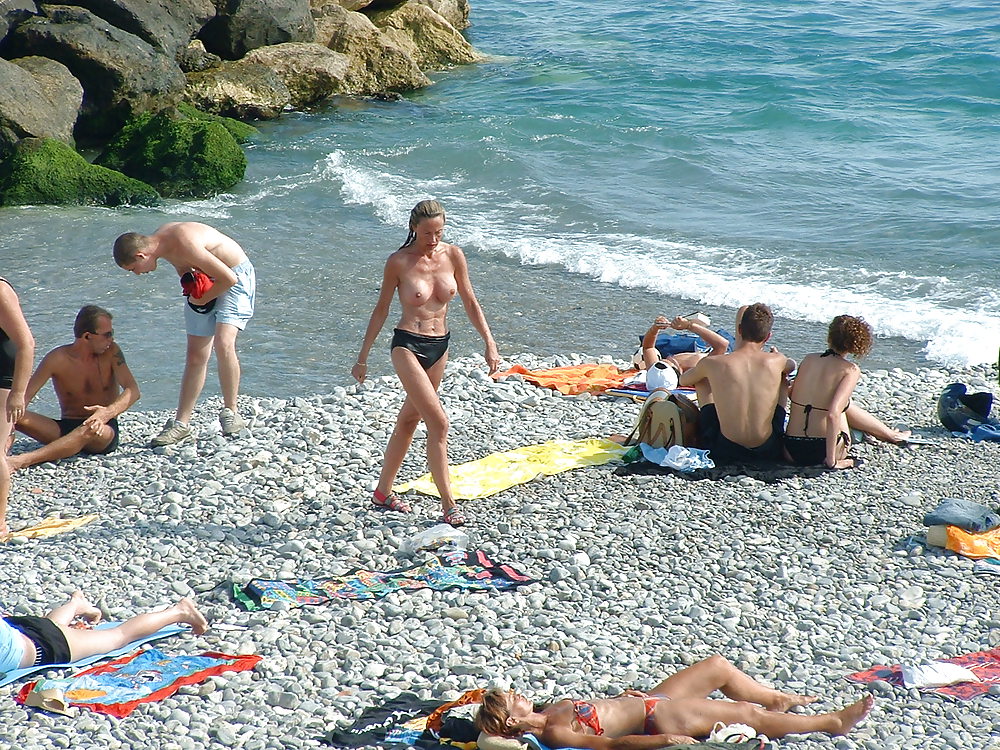 Voyeur sur la plage seins nus (spy tits on beach) #9902149