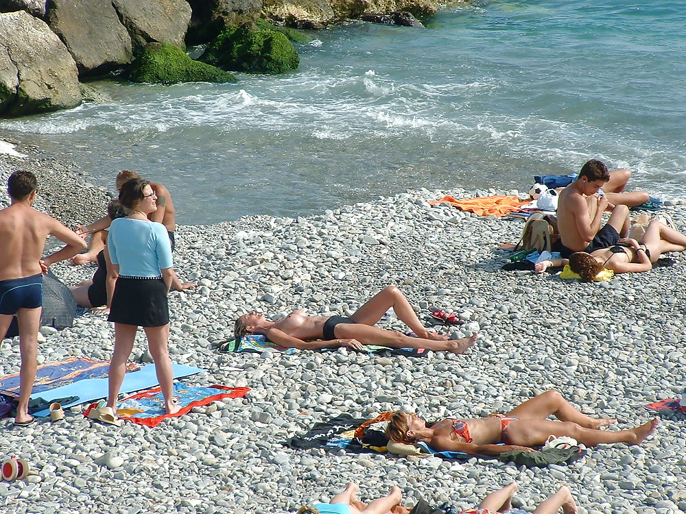 Voyeur sur la plage seins nus (tette spia sulla spiaggia)
 #9902152