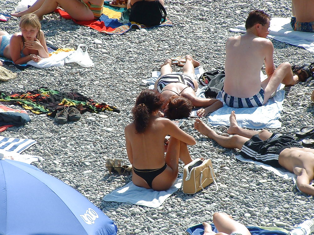 Voyeur sur la plage seins nus (spy tits on beach) #9902315