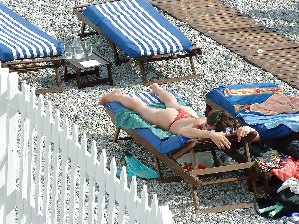 Voyeur sur la plage seins nus (tette spia sulla spiaggia)
 #9902420