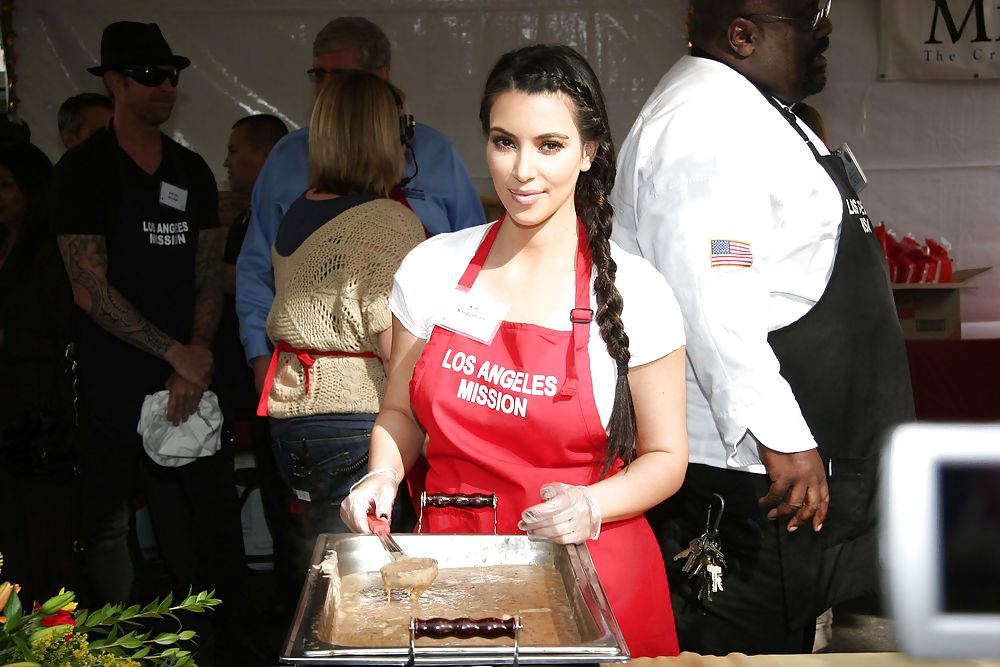 Jennifer Love Hewitt Kim Kardashian serving food LA #6958570