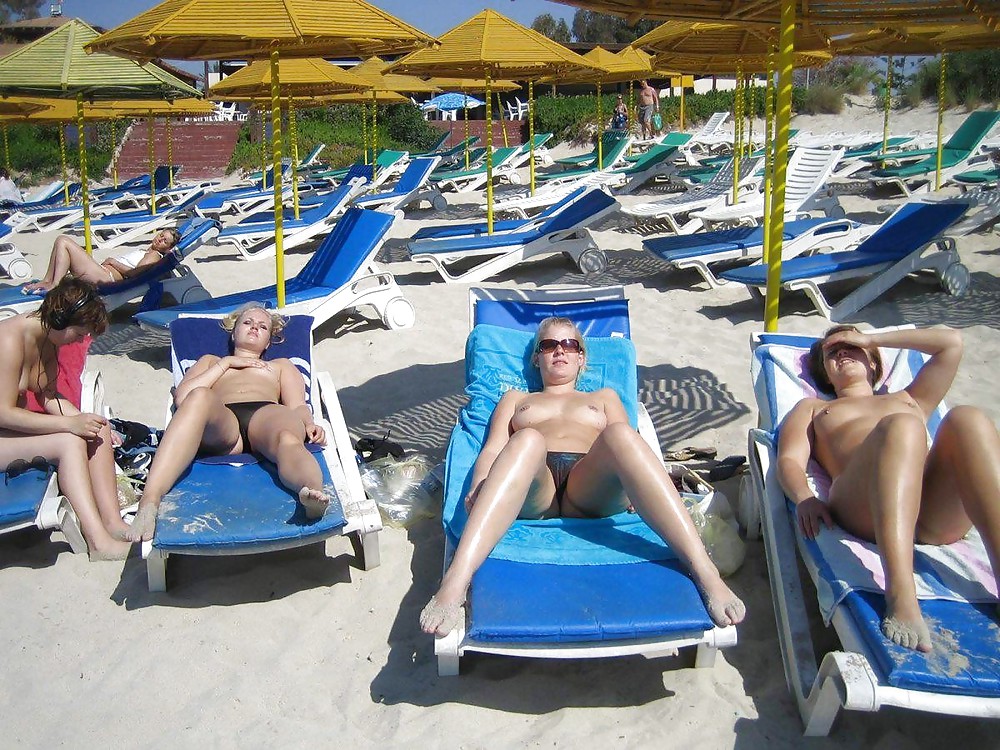 Gruppo di ragazze della spiaggia all'aperto da troc
 #8973360