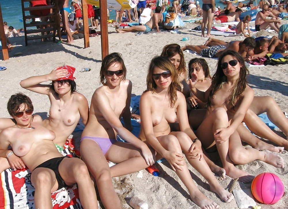 Gruppo di ragazze della spiaggia all'aperto da troc
 #8973409