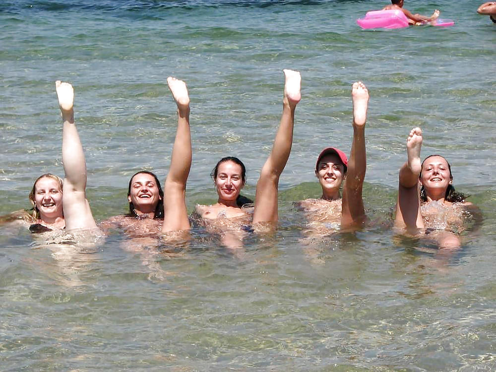 Gruppo di ragazze della spiaggia all'aperto da troc
 #8973447