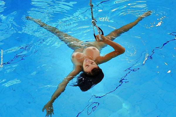 Preciosa gimnasta acuática en la piscina
 #7156401