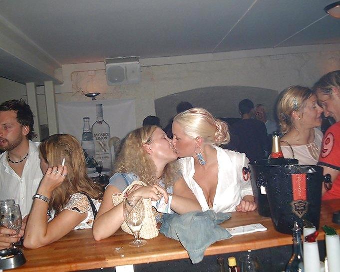 Salopes En Nylons Sont Venus à Notre Bar Pour Le Sexe Et Plus #22336986
