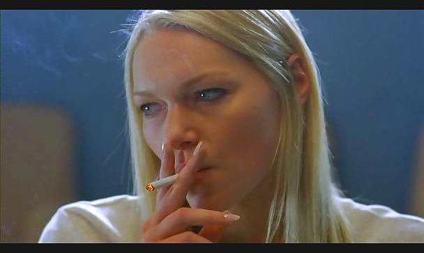 Laura prepon es una nena caliente que fuma.
 #10227671