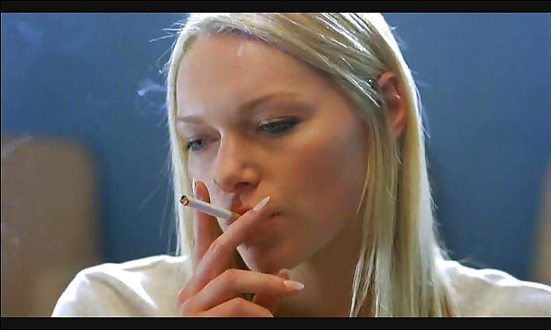 Laura Prepon Elle Est Une Fille Chaude De Fumer. #10227758