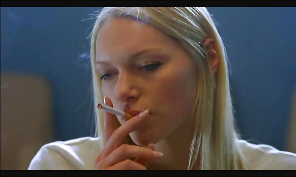 Laura Prepon Elle Est Une Fille Chaude De Fumer. #10227763