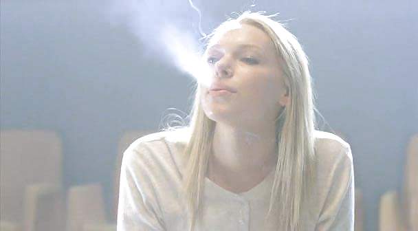 Laura Prepon Elle Est Une Fille Chaude De Fumer. #10227809