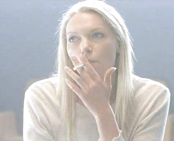 Laura Prepon Elle Est Une Fille Chaude De Fumer. #10227815