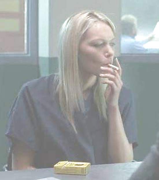 Laura prepon es una nena caliente que fuma.
 #10227839