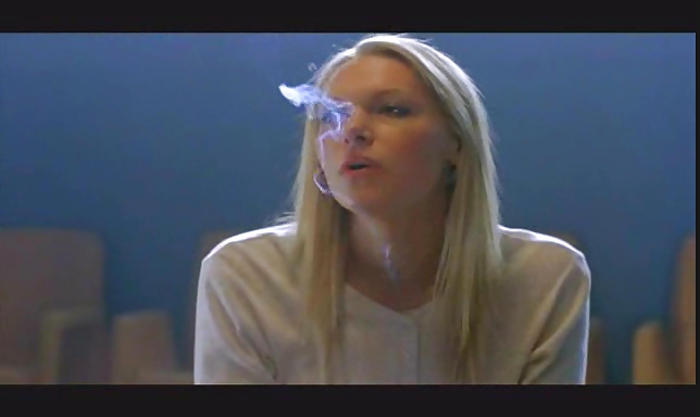 Laura prepon es una nena caliente que fuma.
 #10227855