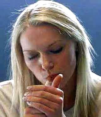 Laura prepon es una nena caliente que fuma.
 #10227871