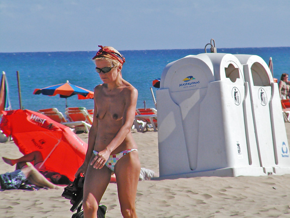 Nudisti maturi in spiaggia
 #270905