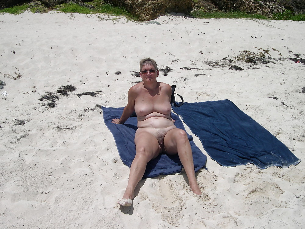 Nudisti maturi in spiaggia
 #270918