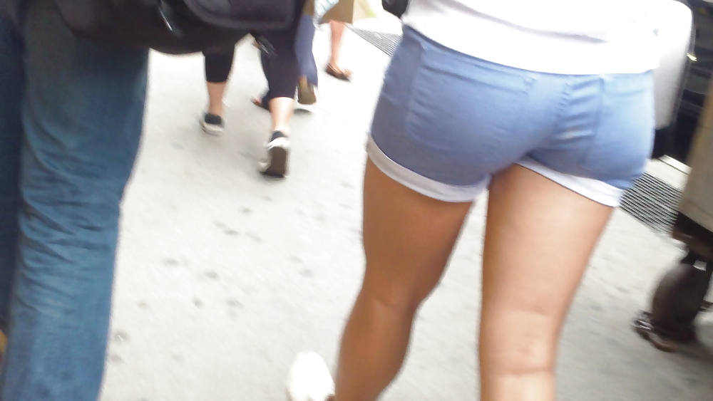 Bonitos culos y traseros caminando por las calles 
 #17443558