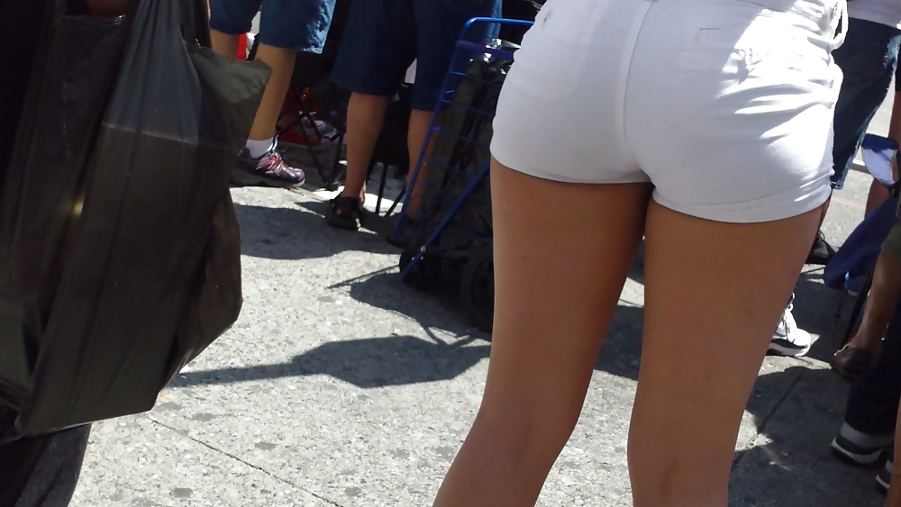 Bonitos culos y traseros caminando por las calles 
 #17443912