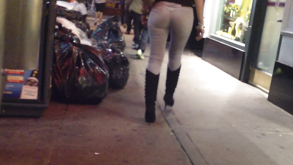 Bonitos culos y traseros caminando por las calles 
 #17444090