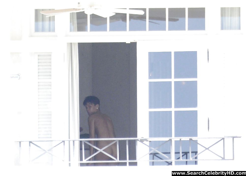 Rihanna culo nudo e tette topless candids
 #15086227