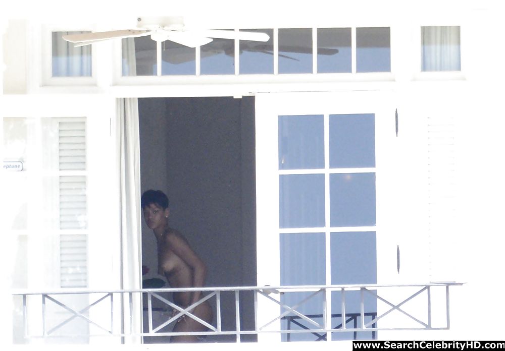 Rihanna culo nudo e tette topless candids
 #15086230