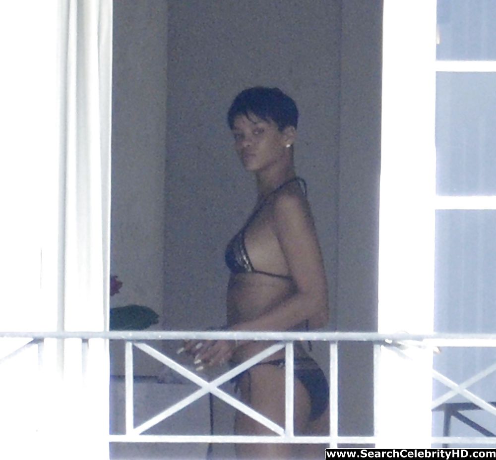 Rihanna Naked Ass And Topless Boobs Candids #15086373